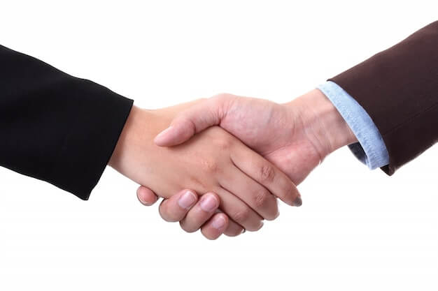 Profesionales dándose la mano